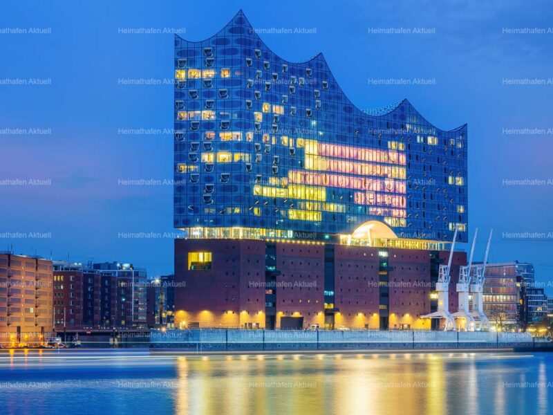 Hamburg Bilder Stadtansichten -HAL-00068-Schillernde Schönheit, die Elbphilharmonie zur blauen Stunde