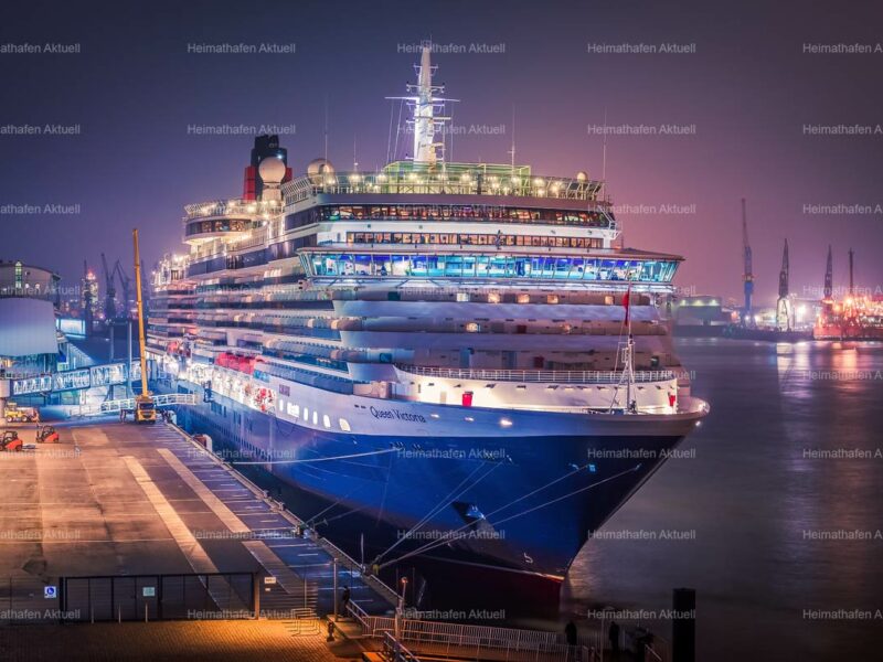 Hamburg-Hafenotos-HAF-00198-QUEEN-VICTORIA-2013-am-Abend-CruiseCenter-Altona